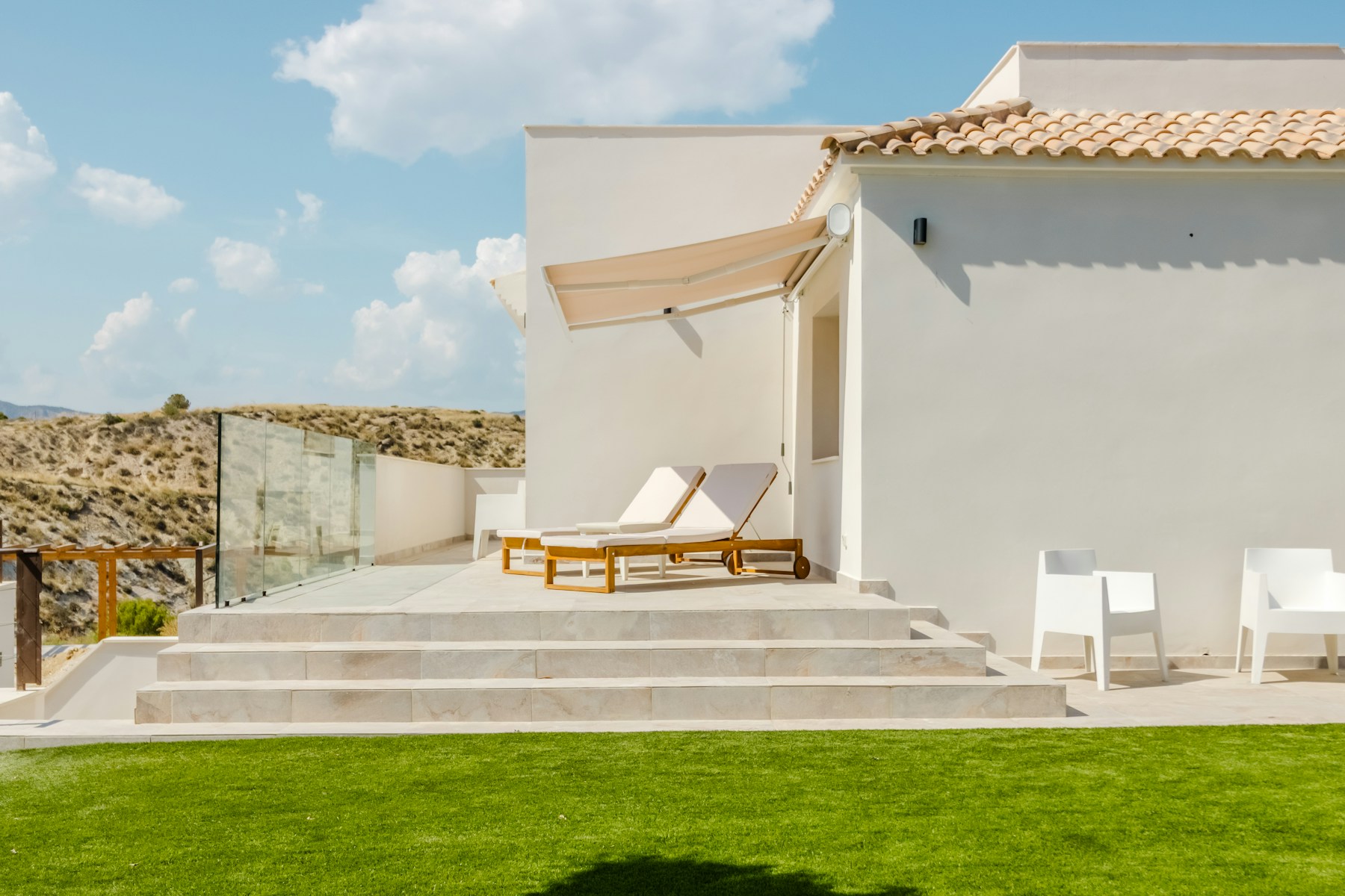 Mediterrane witte woning met terras en groene tuin