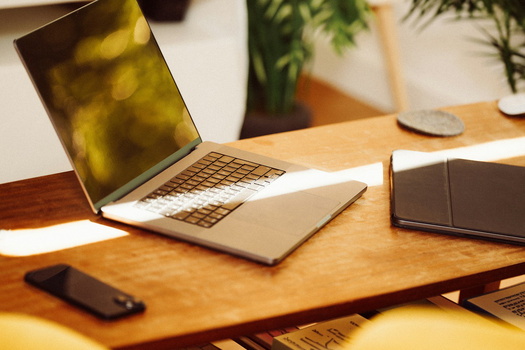 Lichte werkplek met laptop op een houten tafel