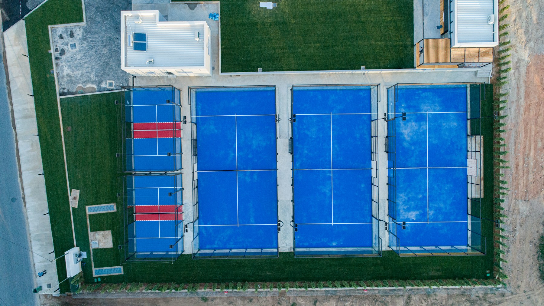 Blauwe padelbanen van bovenaf gezien